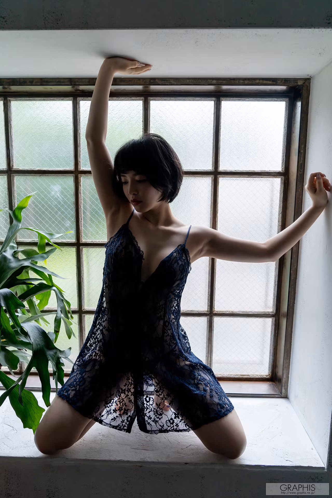 三宫つばき身穿深蓝色蕾丝透视内衣靠在木门旁眼神妩媚摆拍